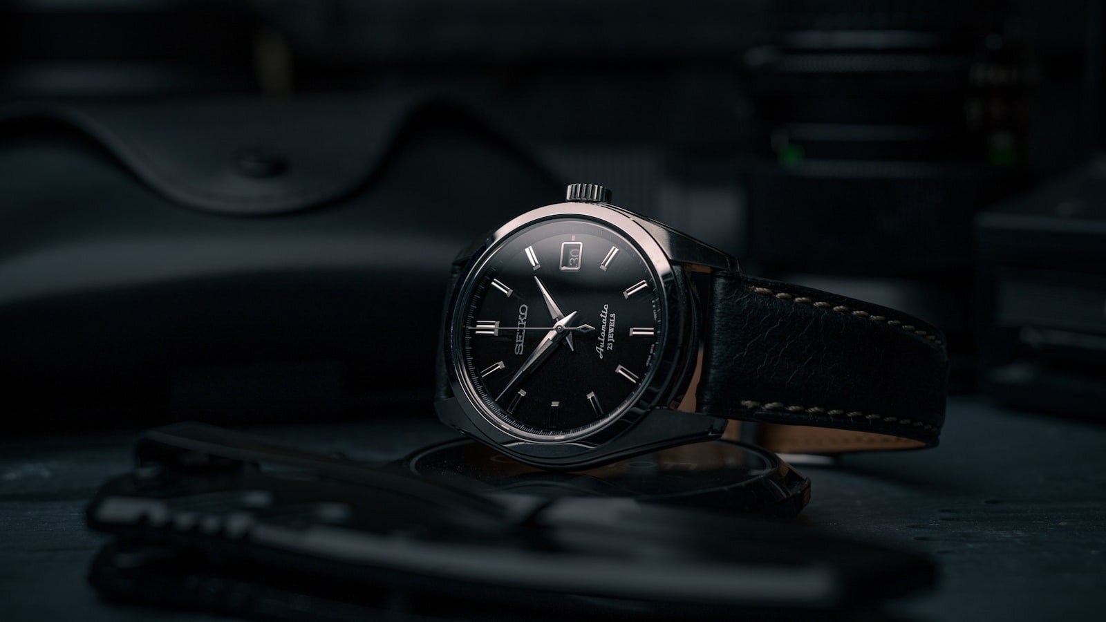 Assorted watch straps in leather and nylon